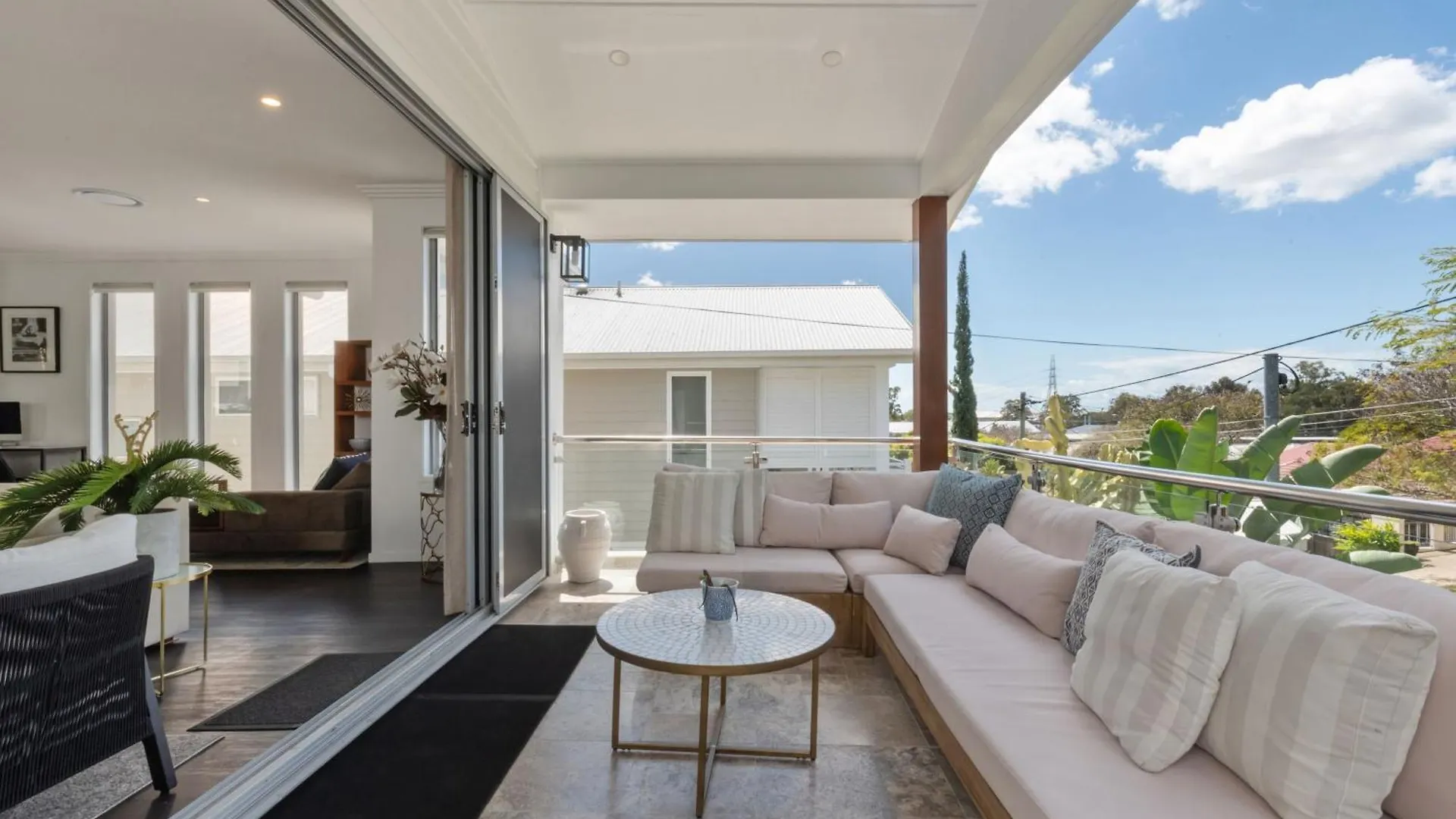 Large Family Home With Pool & Spa Brisbane Holiday home
