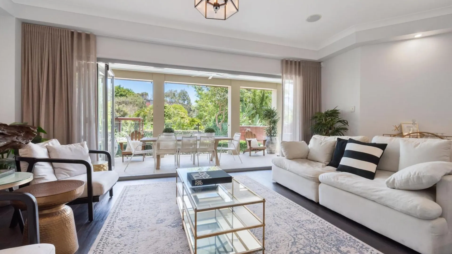 Large Family Home With Pool & Spa Brisbane Australia